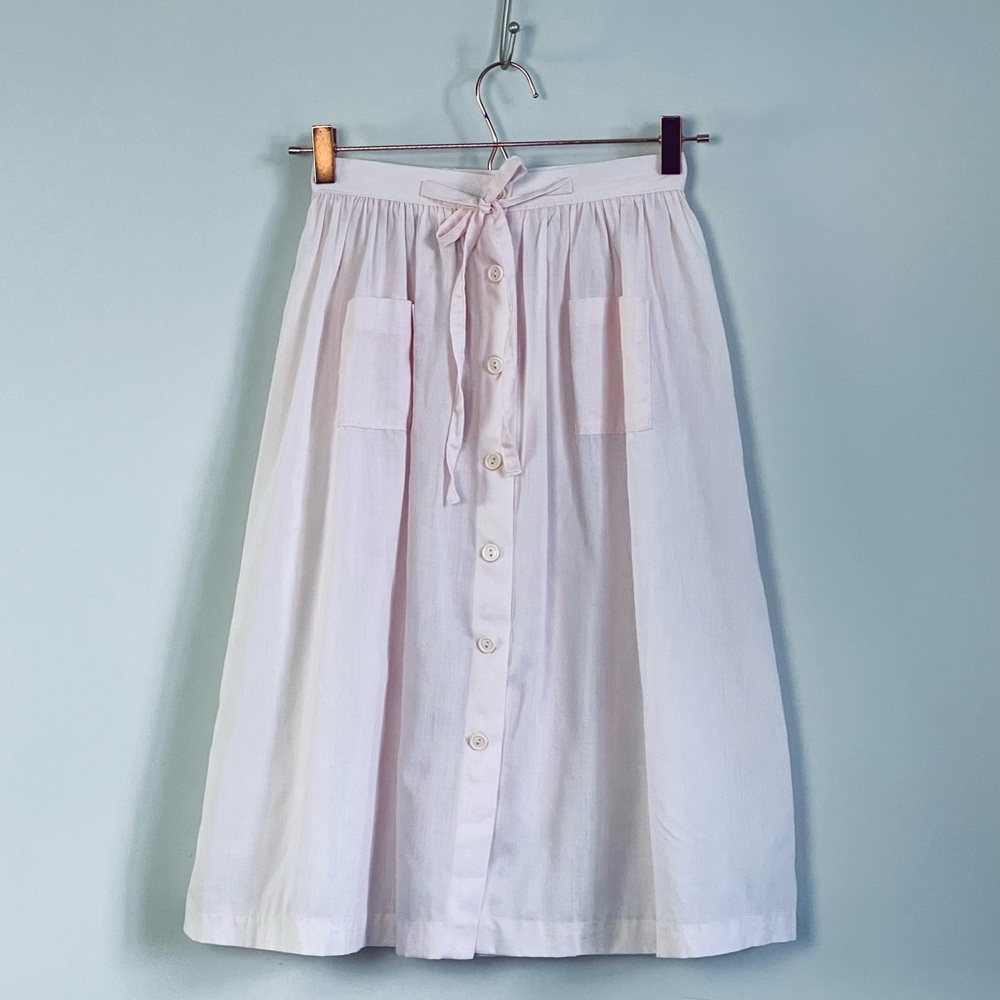 IMPECCABLE Vintage Patch Pocket Pleated Button Front Midi Skirt